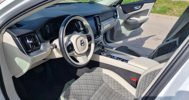 Volvo V60 Cross Country cena 114999 przebieg: 157000, rok produkcji 2019 z Otmuchów małe 379